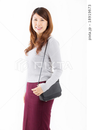 秋冬の服を着たお洒落なミドルの女性 18919673