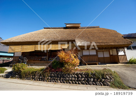 新しく葺き直した茅葺屋根の民家、大内宿、南会津、福島県 18919739