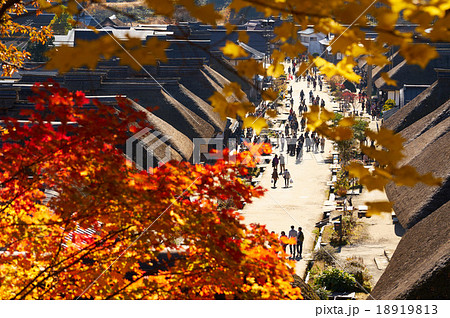 紅葉を前景にした大内宿 南会津 福島県 逆光線 望遠撮影 の写真素材