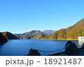 徳山湖と紅葉 18921487