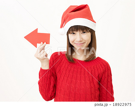 サンタ帽子をかぶる女性 矢印指し サンタ帽子をかぶる女性 矢印指し 18922975