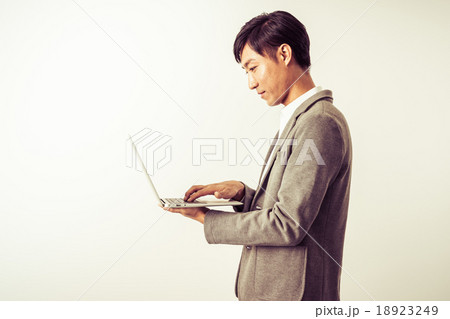 ノートパソコンを操作する男性 18923249