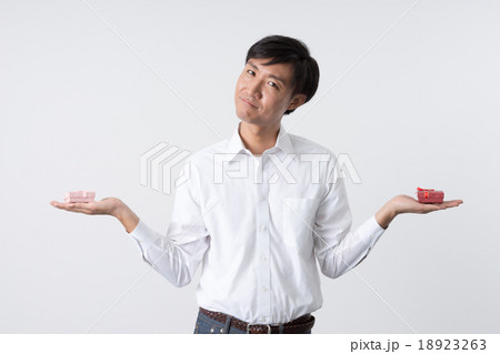 どっちにしよう？ 18923263