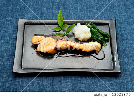 フライパンを使って焼いた ブリ 鰤 の照り焼き 焼き魚 の写真素材
