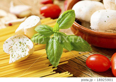 spaghetti, mushrooms and cherry tomatoes 18925901