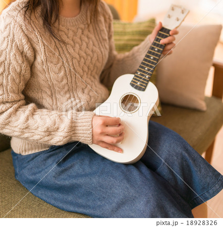 女性とウクレレ 女性とウクレレ 18928326