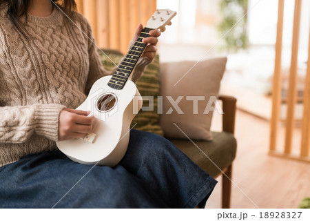 女性とウクレレ 女性とウクレレ 18928327