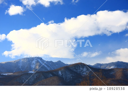 冬の青空に映える札幌西部の山並み 18928538