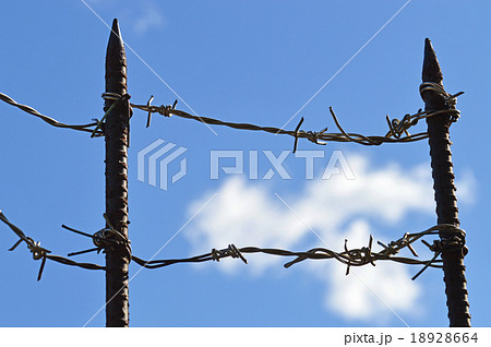 忍び返しと有刺鉄線の写真素材