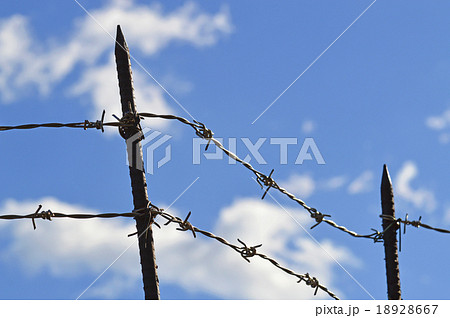 忍び返しと有刺鉄線の写真素材