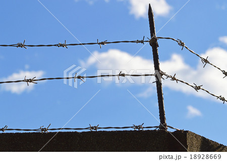 忍び返しと有刺鉄線の写真素材