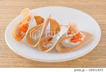 Crispy Pancake with Cream and Shredded Coconut Crispy Pancake with Cream and Shredded Coconut 18931855