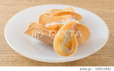 Thai Crispy Pancake with Cream and Fios de Ovos Thai Crispy Pancake with Cream and Fios de Ovos 18931882