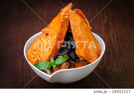 mussel soup with toasted bread 18932217