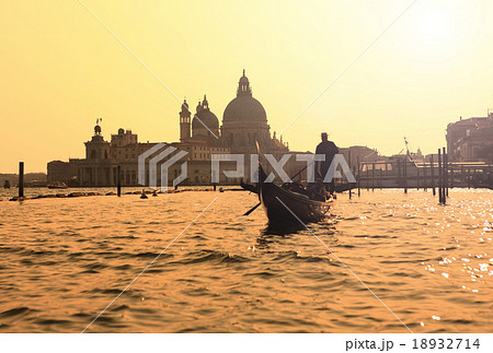 Ponte Rialto and gondola at sunset in Venice, Italy 18932714