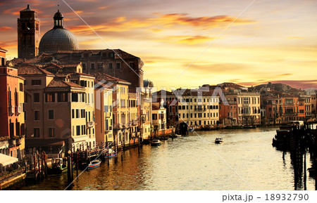 Ponte Rialto and gondola at sunset in Venice, Italy Ponte Rialto and gondola at sunset in Venice, Italy 18932790
