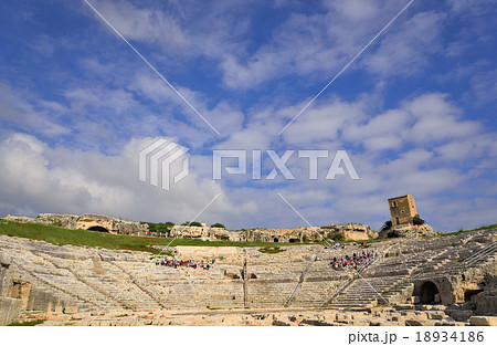 シチリアネアポリ考古学公園のギリシャ劇場 18934186