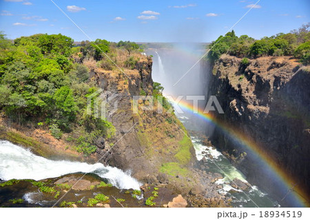 ビクトリアの滝と虹 18934519