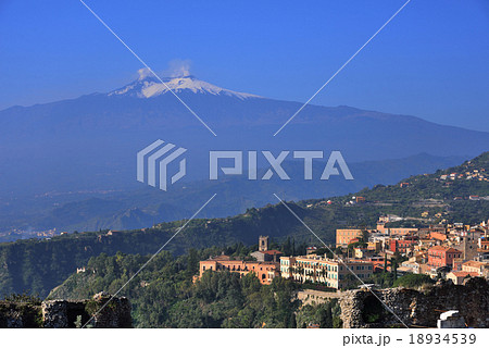 タオルミーナの山腹の街並みとエトナ山 タオルミーナの山腹の街並みとエトナ山 18934539