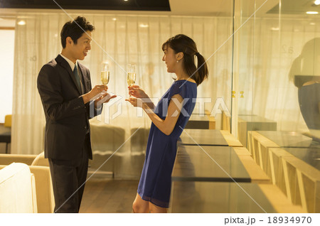 スーツとドレスのカップル 18934970