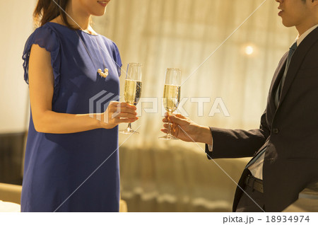 スーツとドレスのカップル 18934974