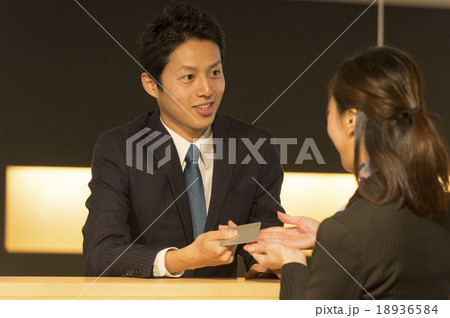 受付をする男性 受付をする男性 18936584