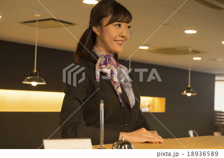 受付の女性 受付の女性 18936589
