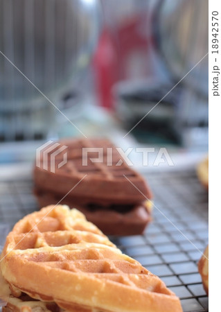 Sweet waffles in the market 18942570