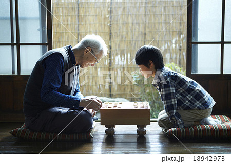 祖父と孫との将棋 18942973