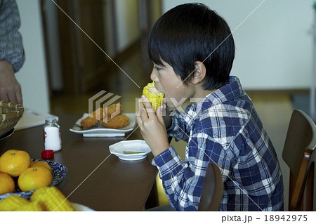 トウモロコシを食べる男の子 18942975