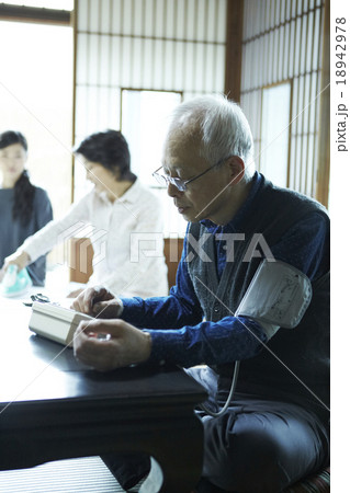 血圧を測る男性 18942978