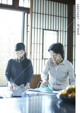 洗濯物を畳む母娘 18942984