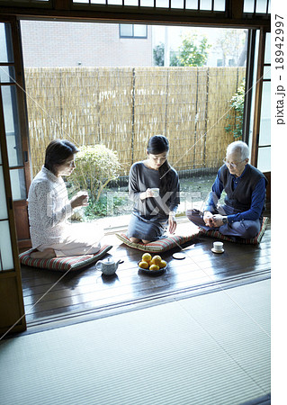 昼下がりのお茶会の写真素材 18942997 Pixta