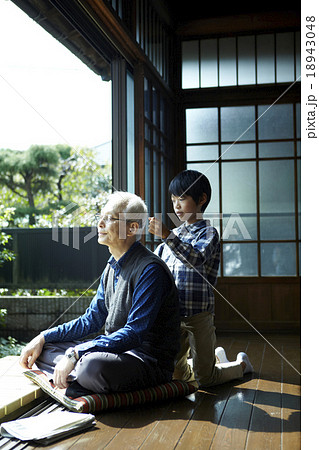 祖父の肩をたたく孫 18943048
