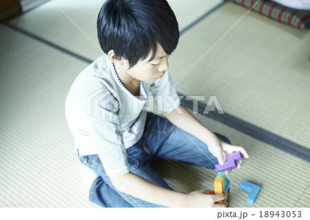 おもちゃで遊ぶ小学生の男の子の写真素材