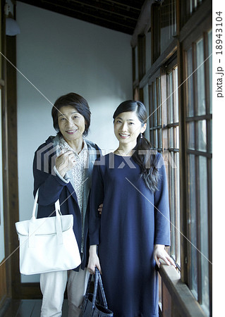 母と娘の休日の買い物 18943104