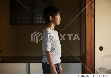 外を見つめる少年 18943106