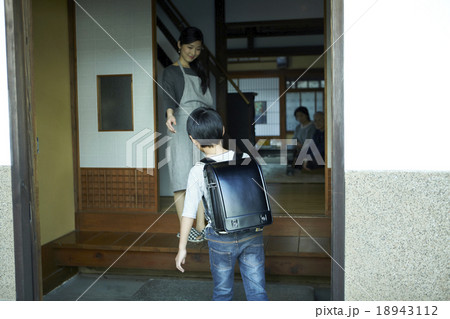 帰宅する小学生 18943112