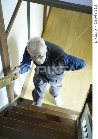 腰痛に耐えて階段をのぼる老人 18943113