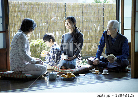 家族団欒 18943128