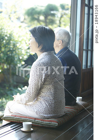 哀愁ただよう熟年夫婦 18943166
