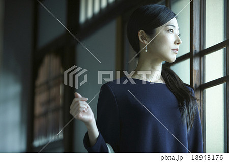 外を眺める母 外を眺める母 18943176