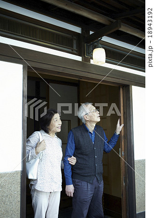 散歩にでかける熟年夫婦 散歩にでかける熟年夫婦 18943192