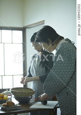 ご飯を作る母と娘 ご飯を作る母と娘 18943202