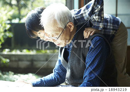 仲良しな孫と祖父 18943219