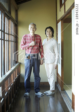 旅先での熟年夫婦の一枚 18943222