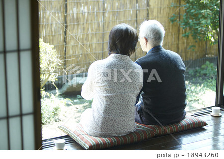 仲睦まじいおしどり夫婦 18943260