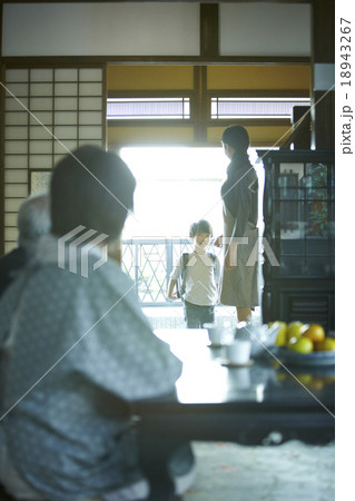 子供の帰宅を迎える家族 18943267