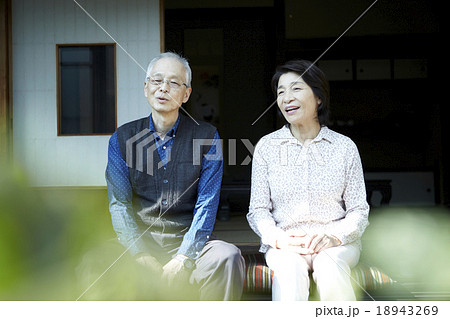 仲睦まじい熟年夫婦の写真素材