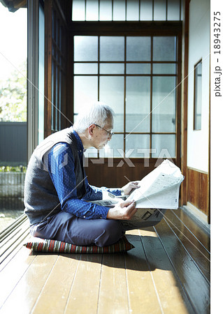 新聞を読む祖父 18943275